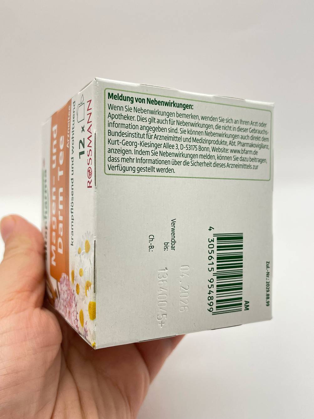 Eine Hand hält die Packung des getesteten Magen-Darm-Tees so, daß man das Mindeshaltbarkeitsdatum sieht.