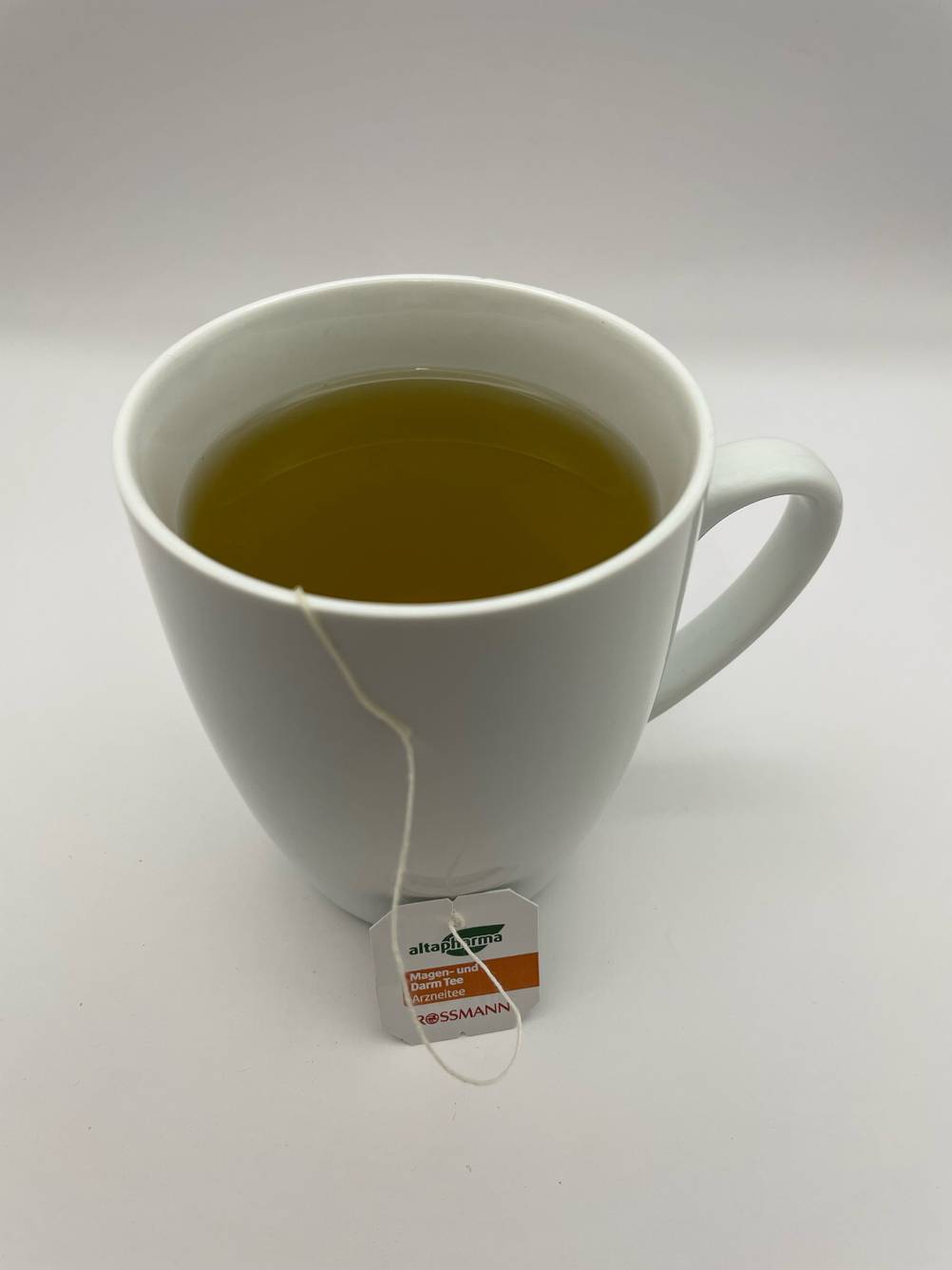 Eine Tasse mit dem getesteten Magen-Darm-Tee auf einer hellen Fläche.