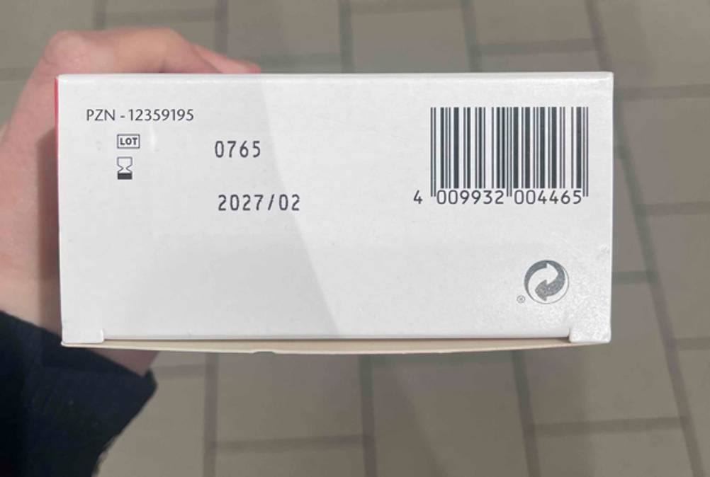 Der Boden der Verpackung des getesteten Magen-Gels mit Strichcode.