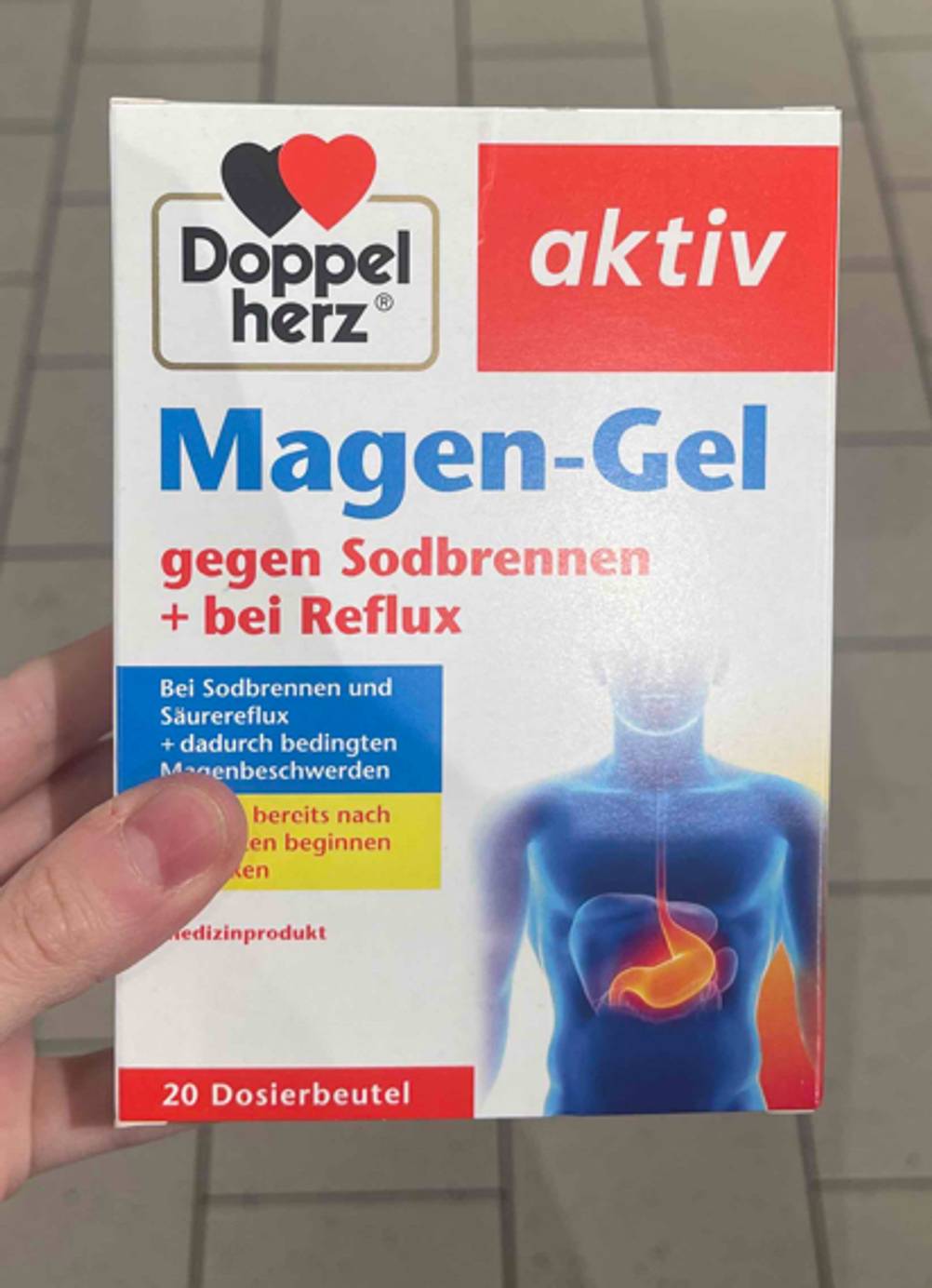 Das getestete Magen-Gel von einer Hand gehalten.