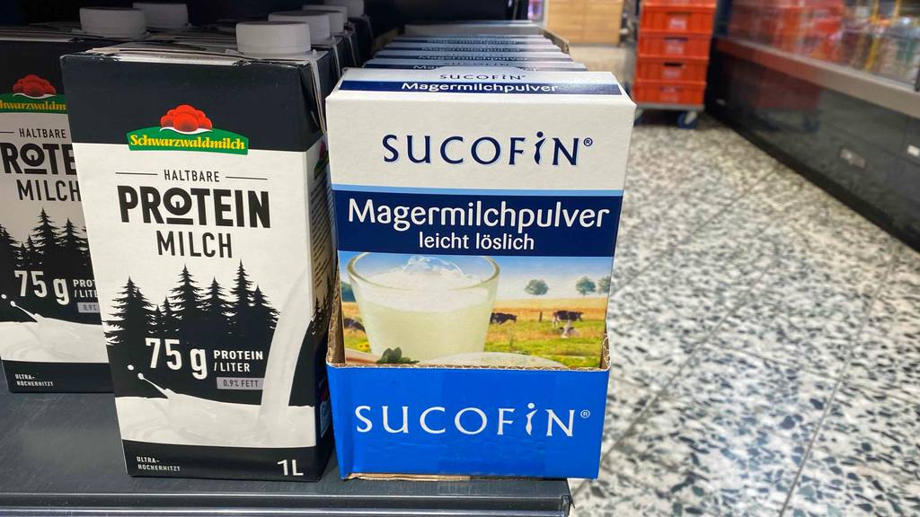 Getestetes Magermilchpulver befindet sich verpackt neben einer High-Protein-Milchverpackung.