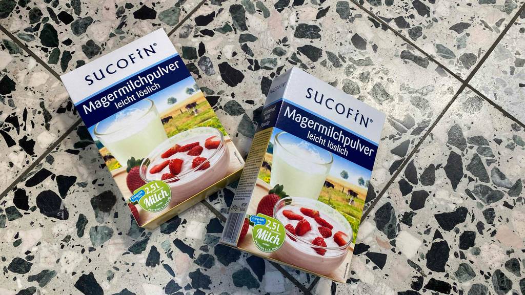 Magermilchpulver im Test: Zwei leicht lösliche Magermilchpulver befinden sich verpackt auf dem Boden.