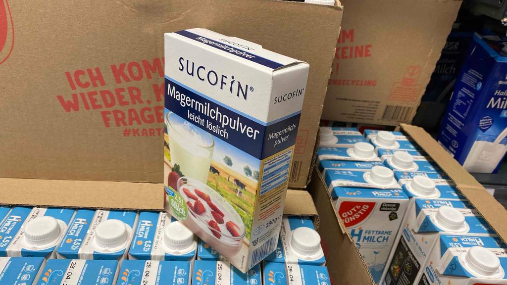 Getestetes Magermilchpulver befindet sich verpackt auf mehreren Kartons gefüllt mit Milchkartons. 