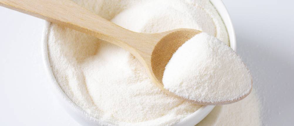 Magermichpulver in einem Glas mit einem Holzlöffel