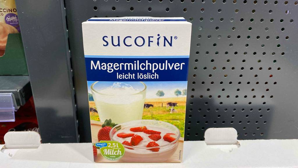 Getestetes Magermilchpulver befindet sich verpackt auf einem Regal. 