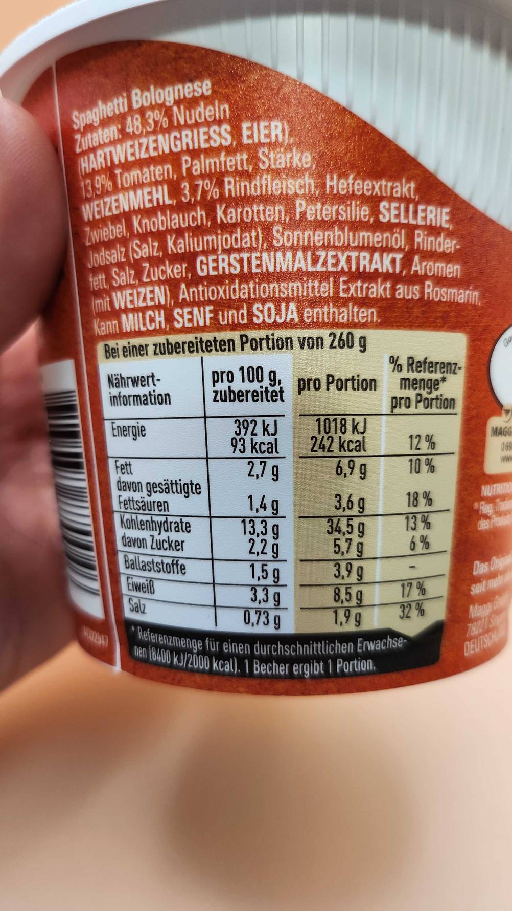 Maggi-5-Minuten-Terrine im Test: Nahaufnahme der Nährwerte auf der Packung.
