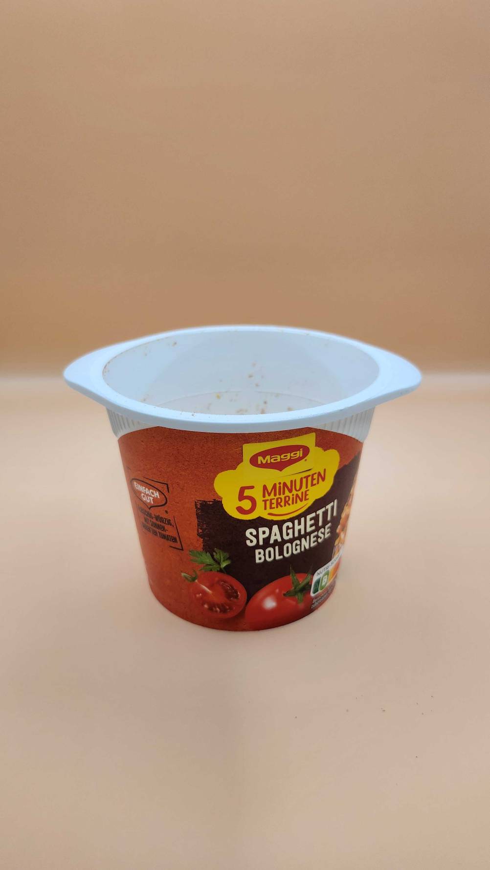 Maggi-5-Minuten-Terrine getestet: Ein Becher ohne Deckel auf einer hellen Fläche.