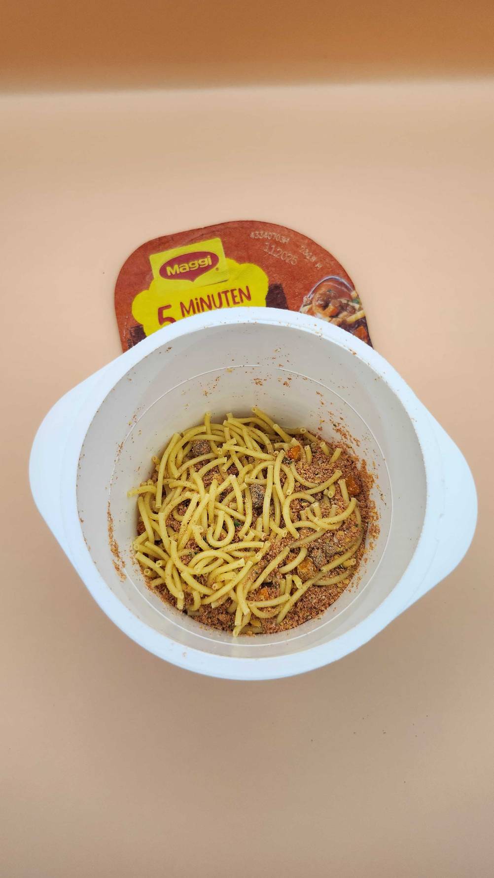 Maggi-5-Minuten-Terrine-Test: Die geöffnete Dose ohne Wasser von oben.