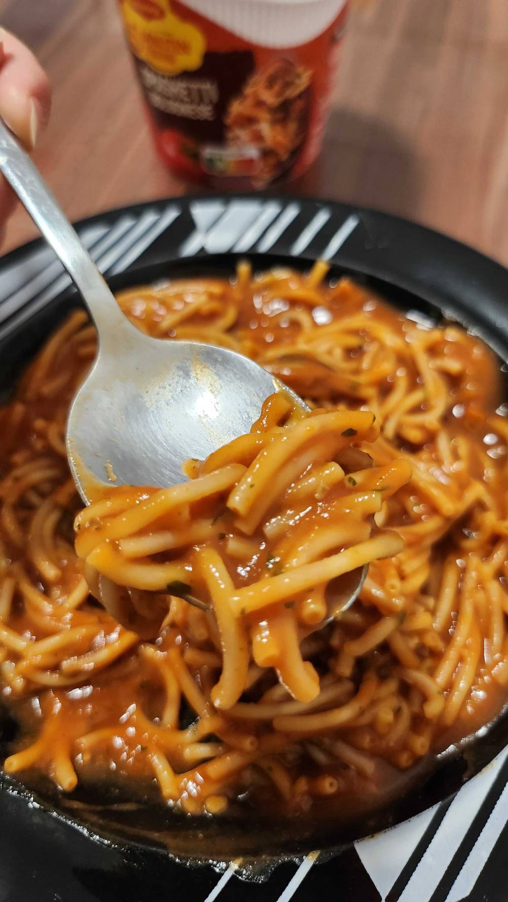 Maggi-5-Minuten-Terrine im Test: Nahaufnahme der Nudeln auf einem Löffel.