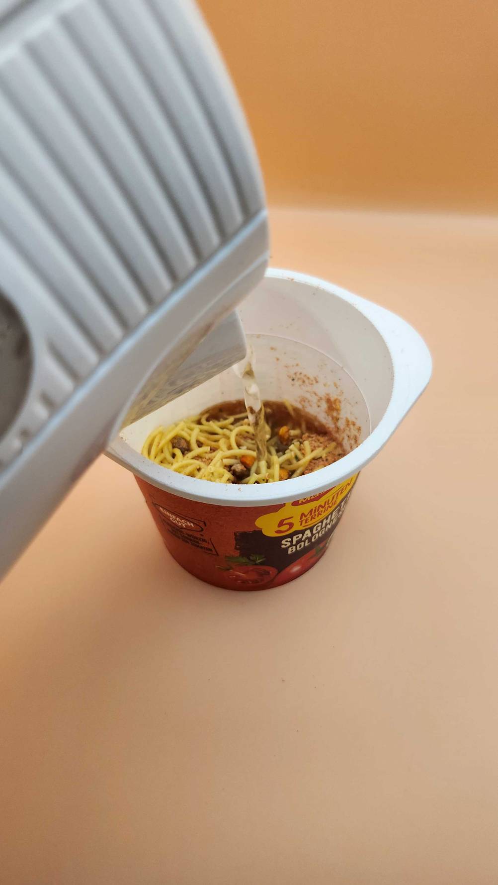 Maggi-5-Minuten-Terrine getestet: In den Becher wird Wasser gegossen.