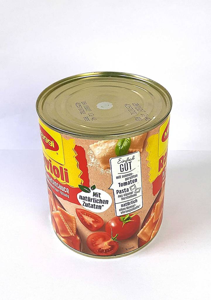 Dosenravioli im Test: Eine Dose Ravioli mit Tomatensoße steht vor einem weißen Hintergrund.