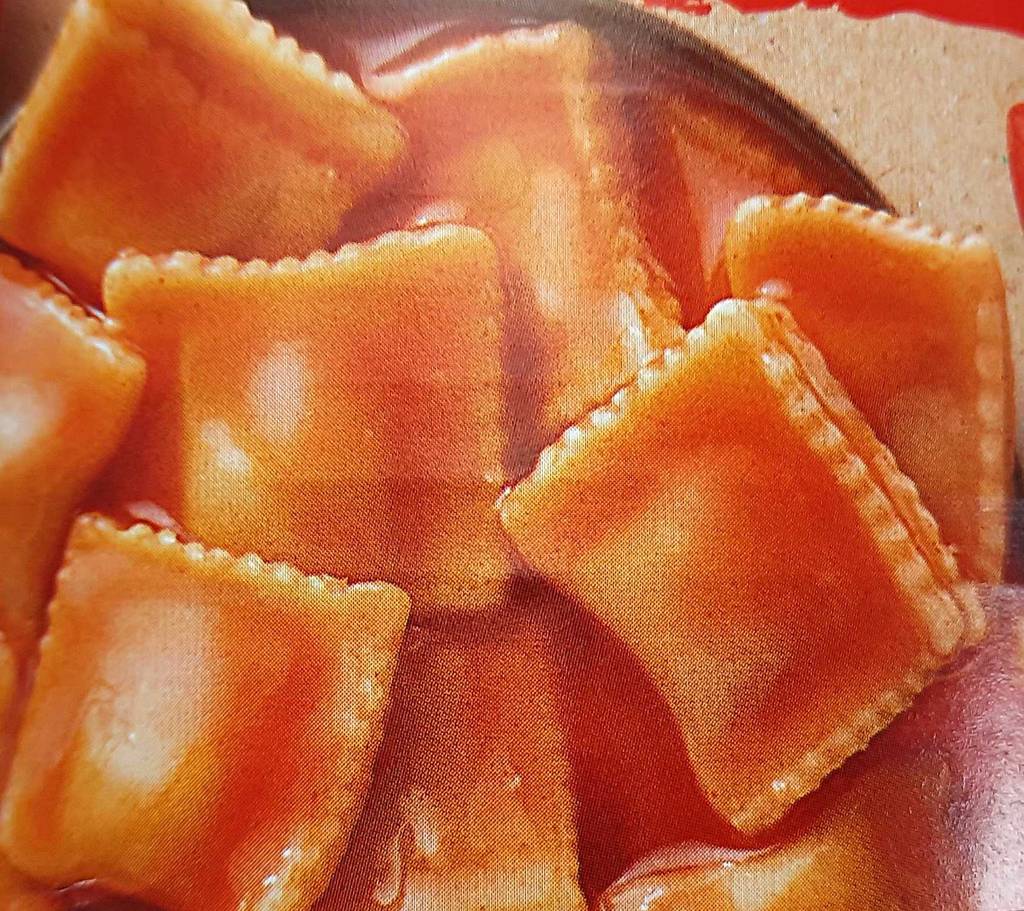 Dosenravioli-Test: Nahaufnahme von Ravioli mit Tomatensoße.