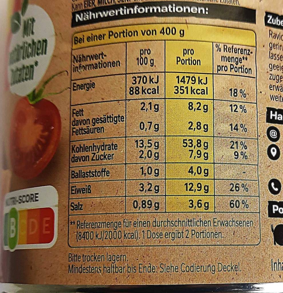 Getestet: Dosenravioli in der Dose, der Fokus liegt auf den Nährwertinformationen auf dem Etikett.