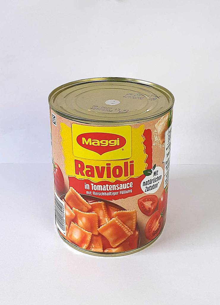 Getestete Dosenravioli in der Dose stehen vor einem weißen Hintergrund.