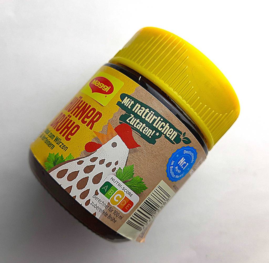 Eine Dose Fleischbrühe liegt zum testen auf einer weißen Fläche.