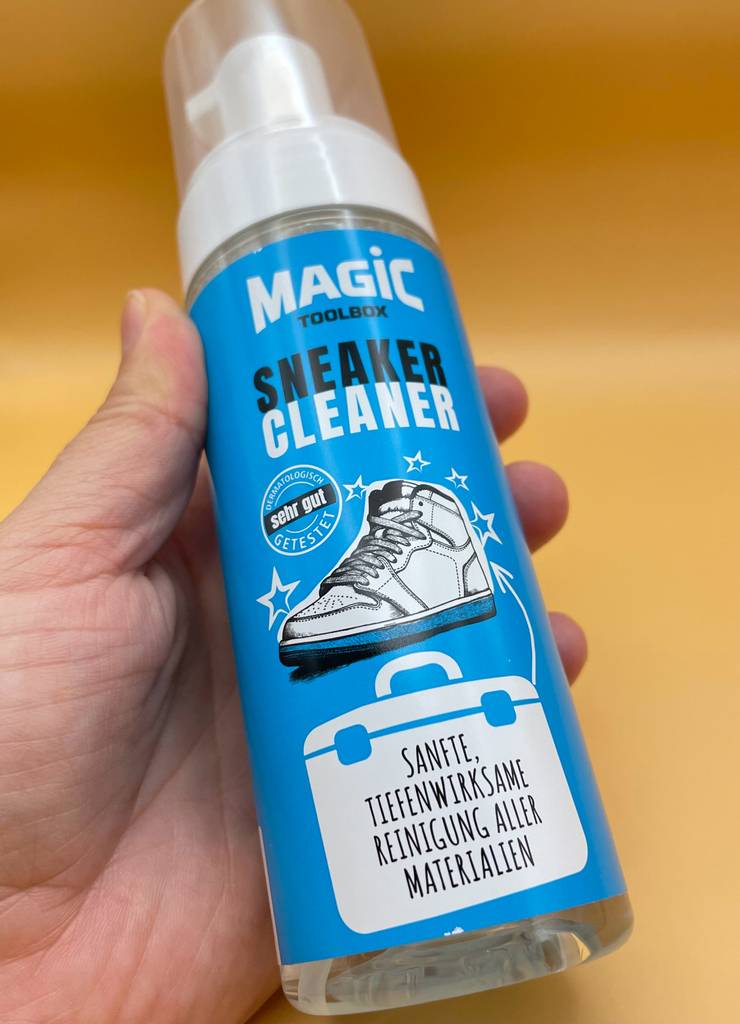 Im Test: Eine Hand hält eine Dose Sneaker-Cleaner.
