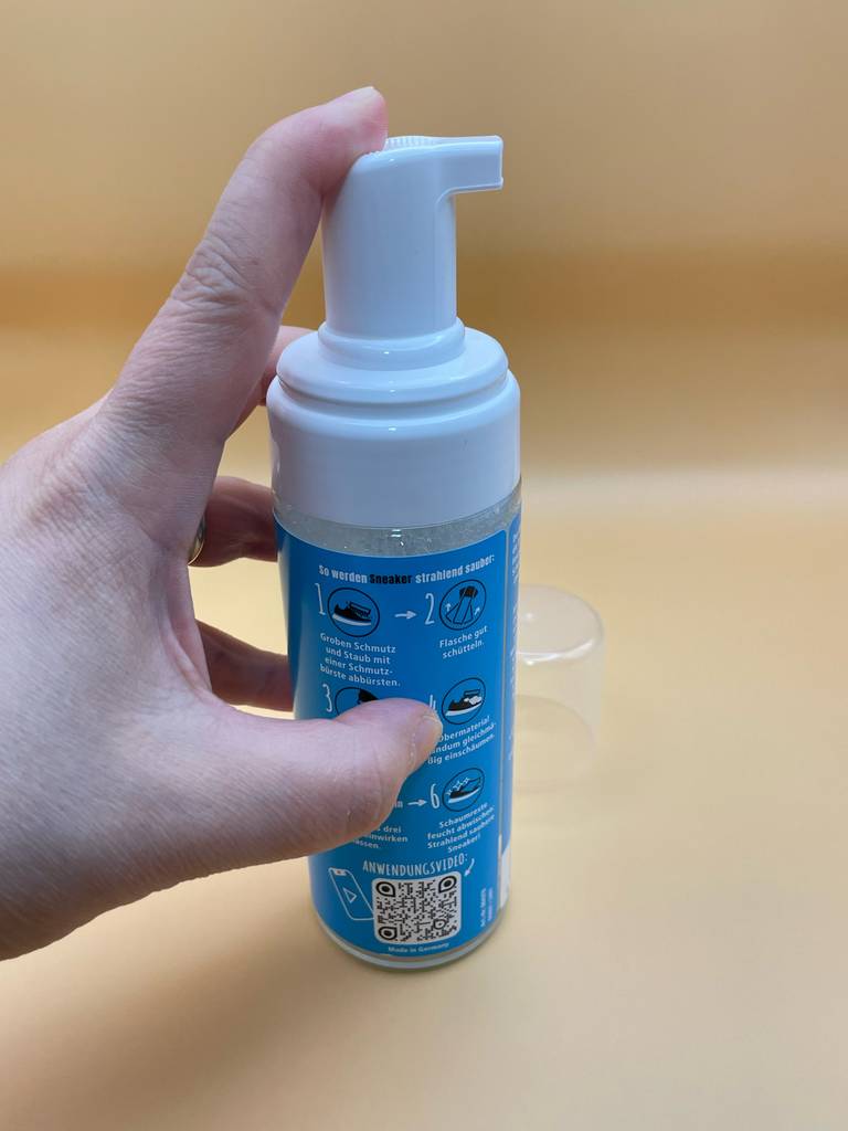 Sneaker-Cleaner im Test: Eine Hand hält eine Dose mit Blick auf den Sprühkopf.