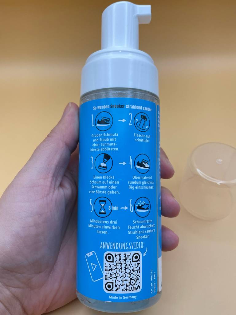 Auf der Rückseite einer Dose getesteter Sneaker-Cleaner steht eine bebilderte Anleitung.