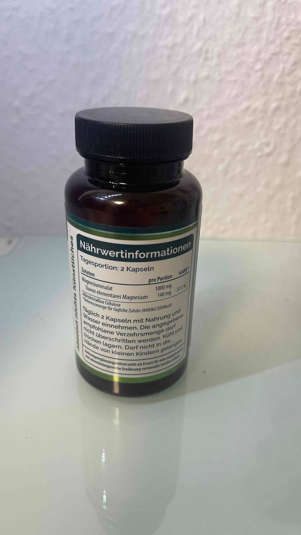Ansicht auf das Etikett inklusive der Nährwertinformationen auf der lichtdichten Schraubdose von dem Magnesium-Malat im Test.