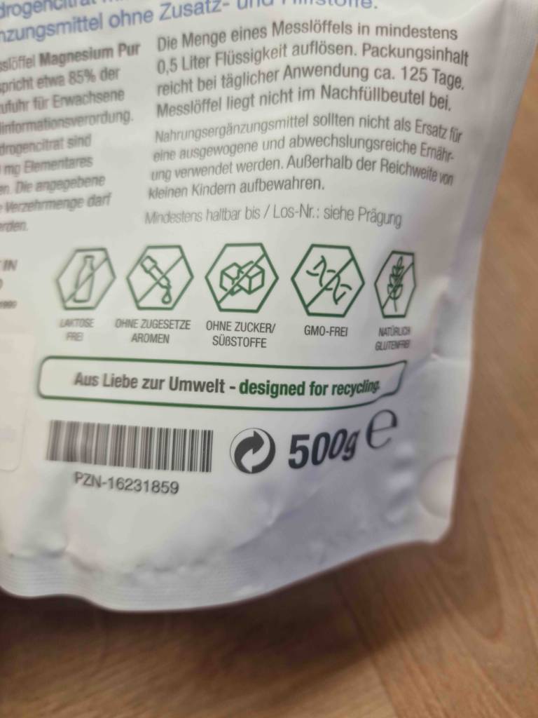 Detailansicht der Rückseite mit Produktbeschreibung eines weißen Standbeutels von getestetem hoch dosierten Magnesium.