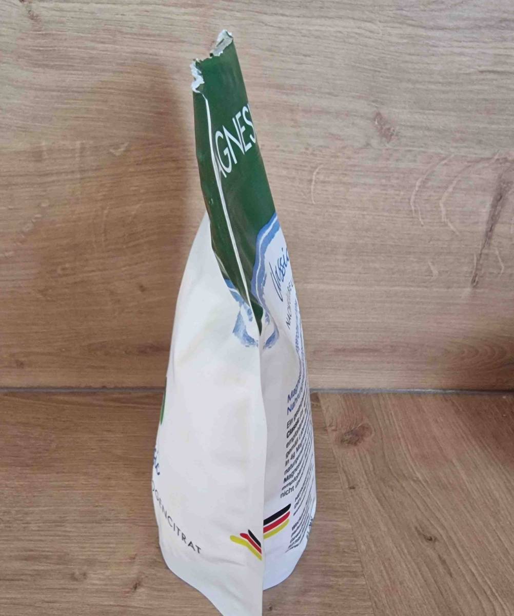 Magnesiumcitrat-Pulver getestet: Seitenansicht einer Packung auf einer Holzfläche.