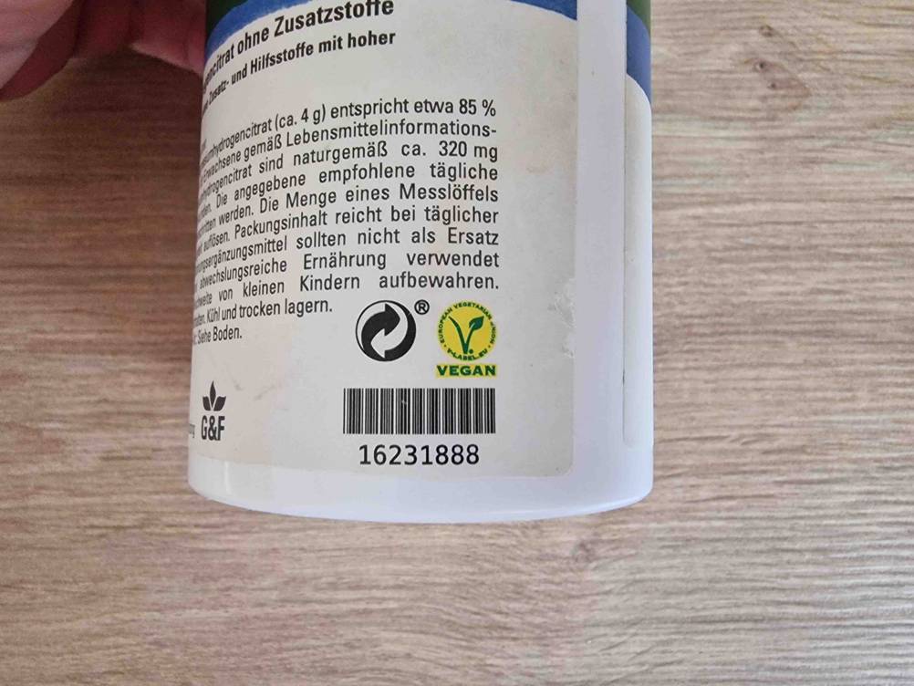 Nahaufnahme des Labels auf einer Dose Magnesiumcitrat-Pulver im Test mit der Information 