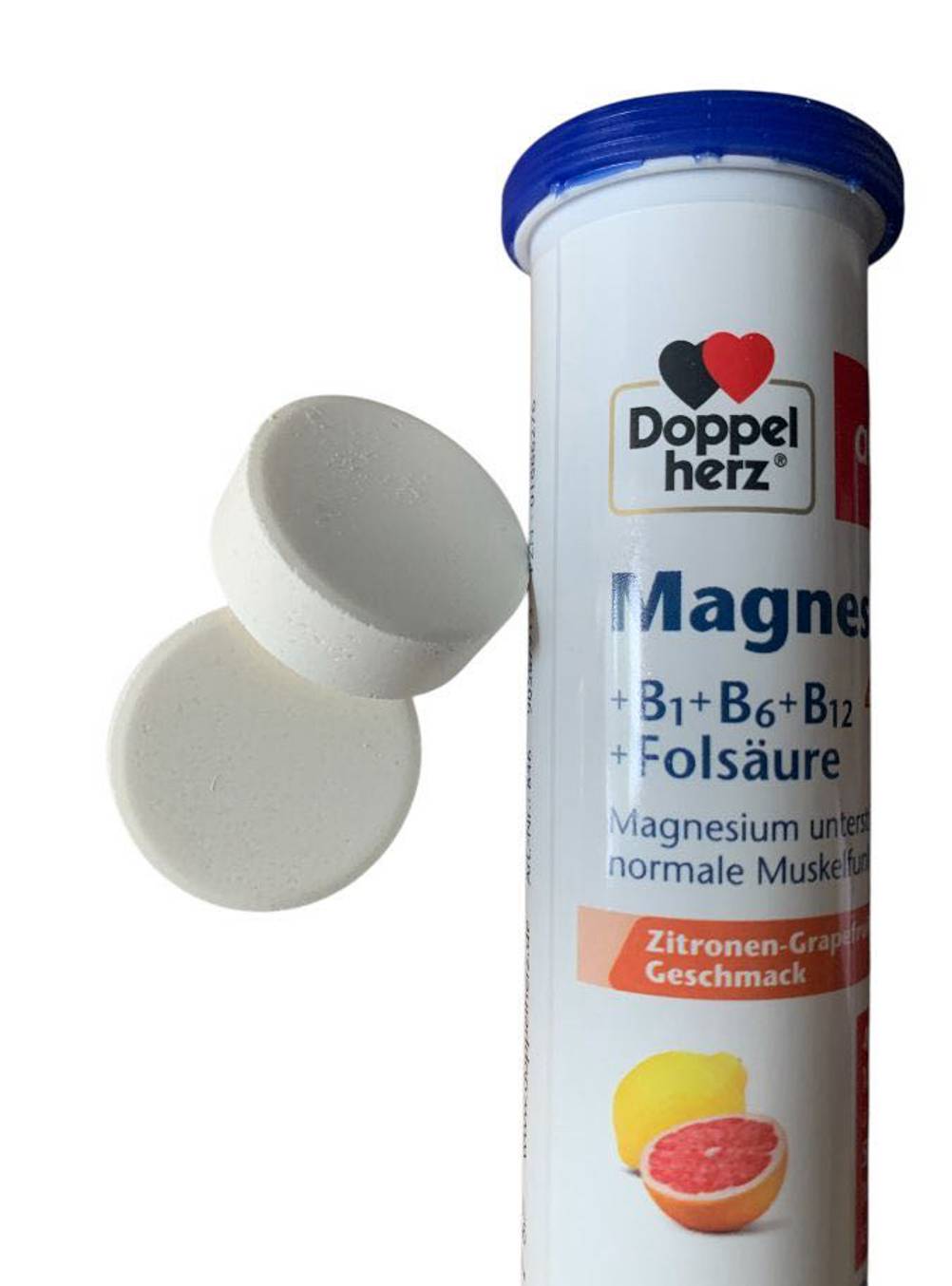 Neben der Verpackung liegen zwei Tabletten des getesteten Magnesiumpräparats.