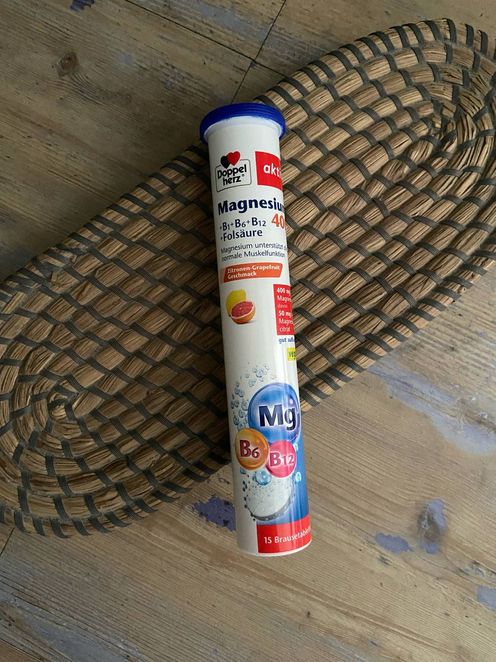 Das getestete Magnesiumpräparat liegt auf einem Korb.