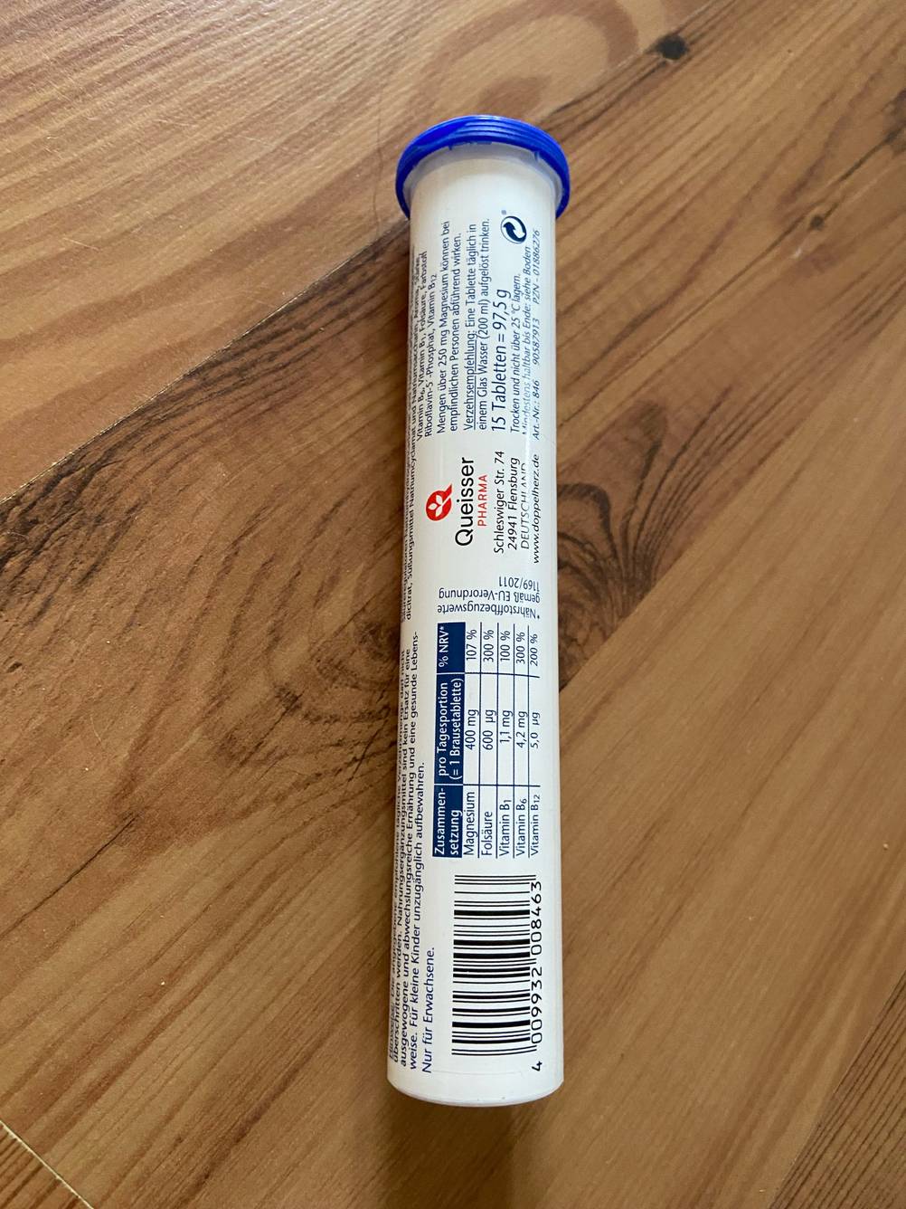 Das Magnesiumpräparat im Test mit der Rückseite nach oben auf einem Holztisch.