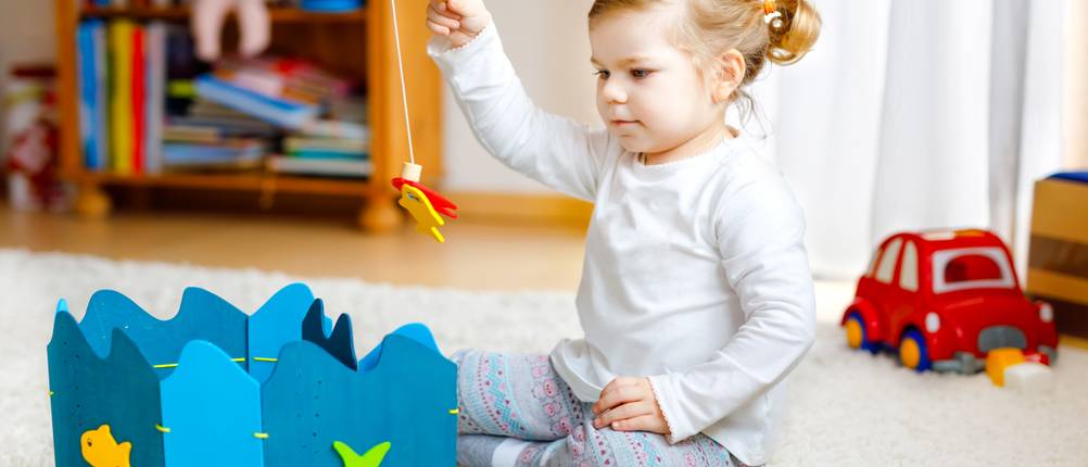 Angelspiel im Test: Ein kleines Mädchen, das mit einem magnetischen Angelspiel spielt.