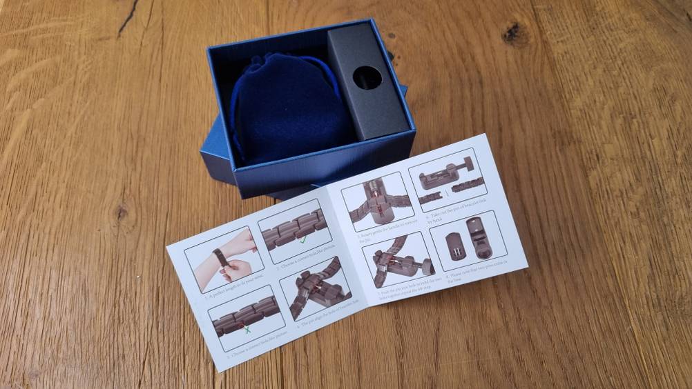 Verpackung mit Anleitung geöffnet auf dem Boden