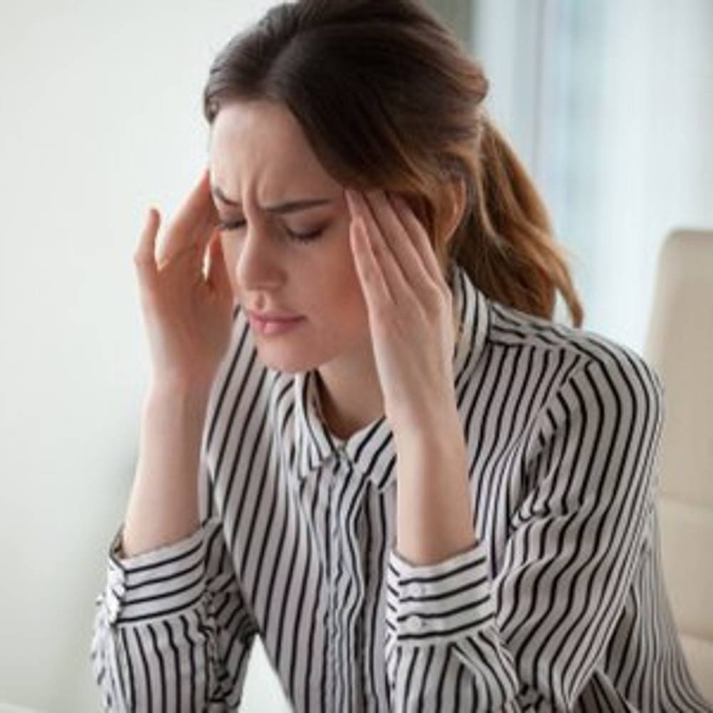 frau hat starke migraene