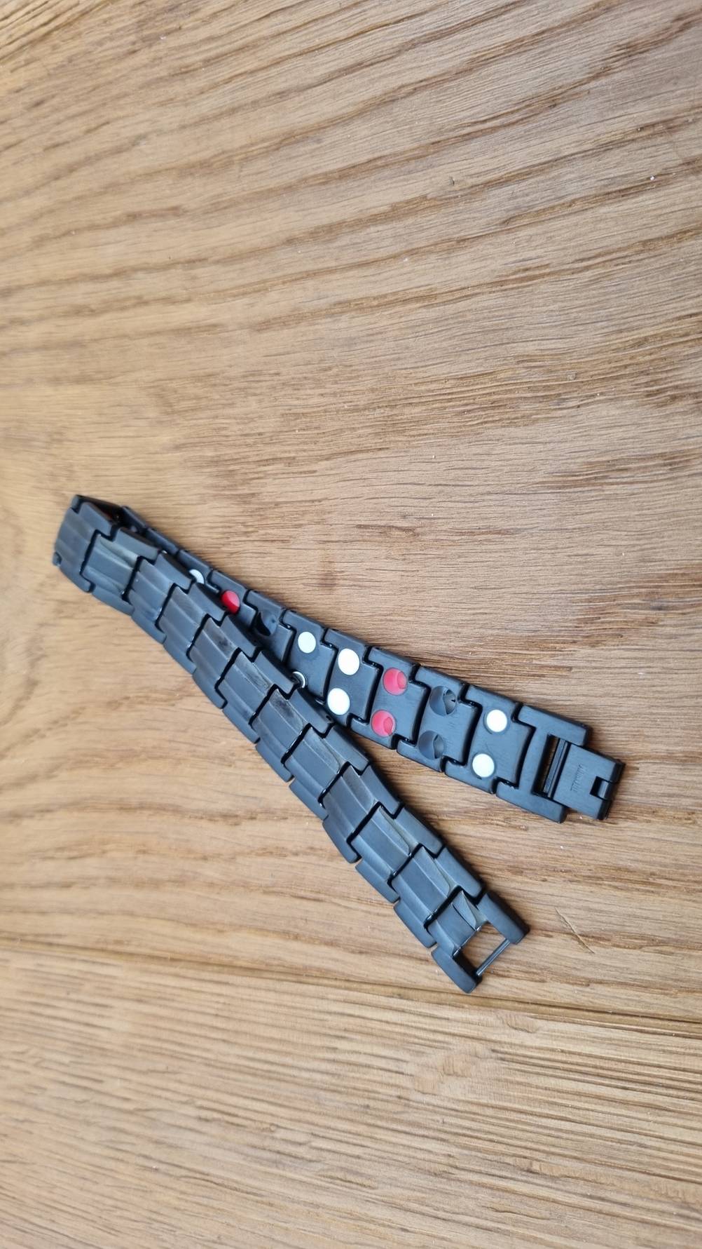 Armband liegt über Kreuz, so dass man die Unterseite und die Oberseite erkennen kann