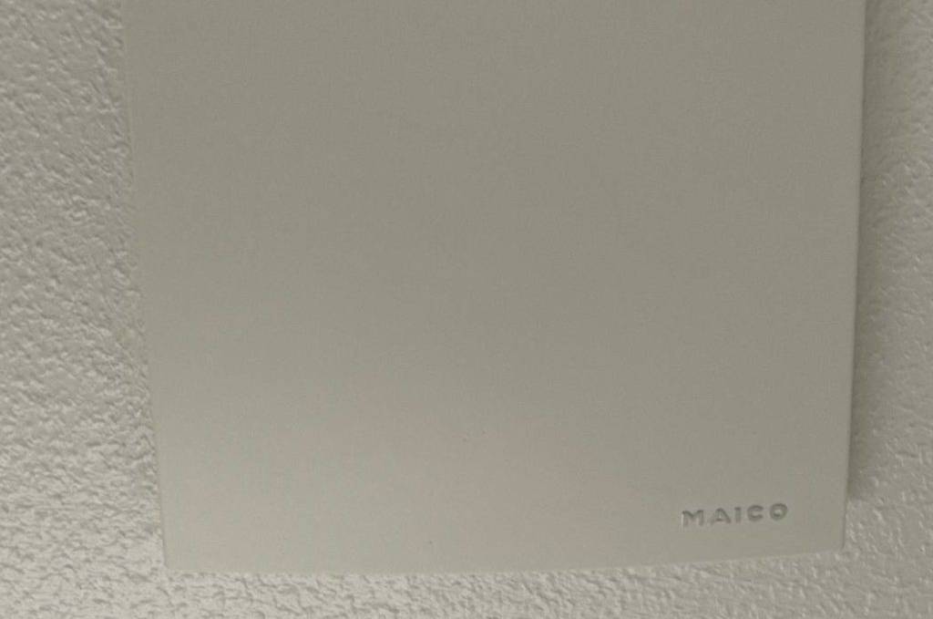 Badlüfter-Test: ein weißes quadratisches Modell von Maico an weißer Wand.