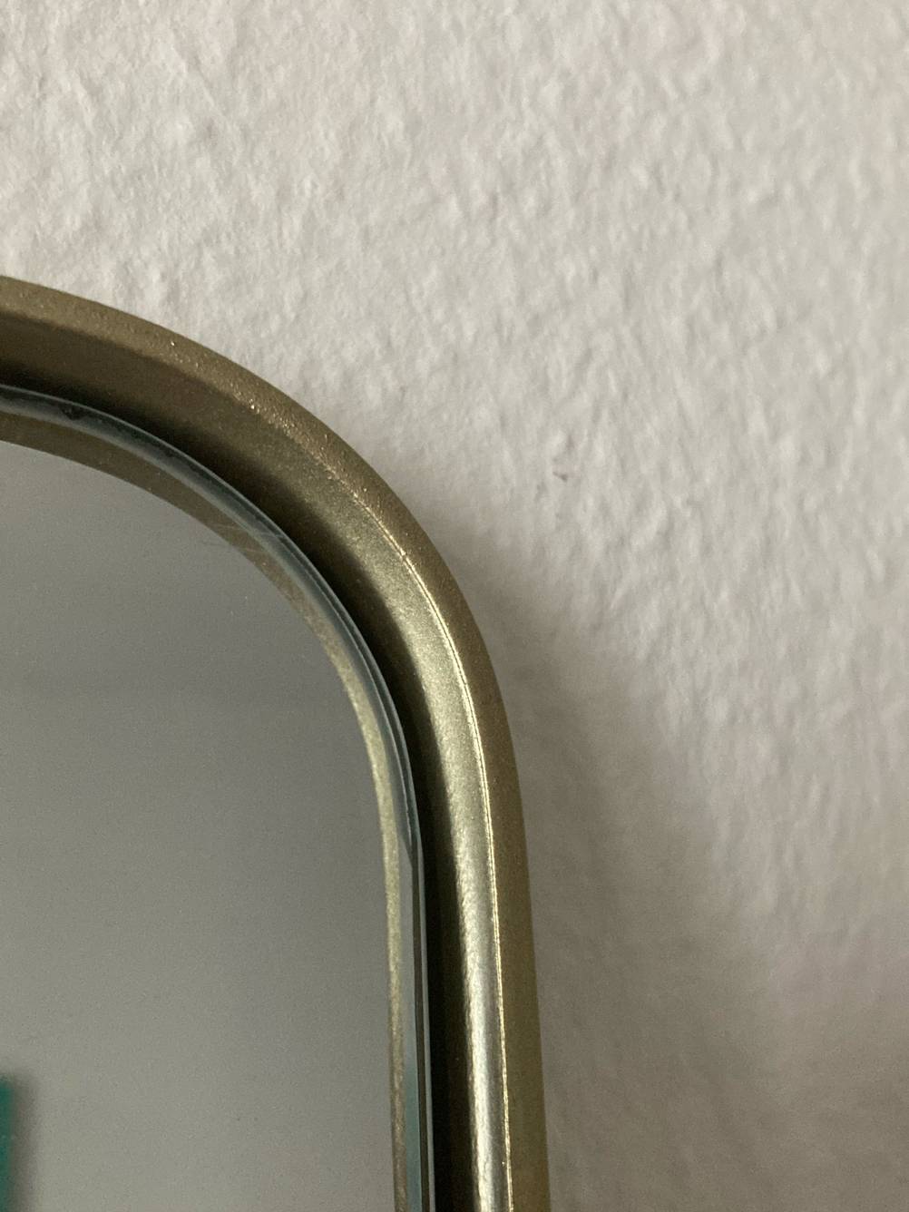 Getestet: Detailansicht des Materials des oberen Bogens von einem Ganzkörperspiegel.