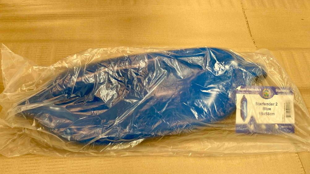 Bootsfender getestet: Ein Produkt in transparenter Folie und einem Label auf einer beigen Fläche.