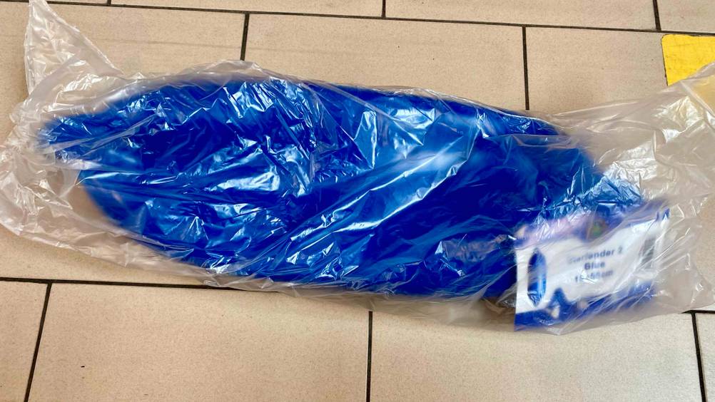 Ein Bootsfender im Test in Originalverpackung auf einer Fließenfläche.