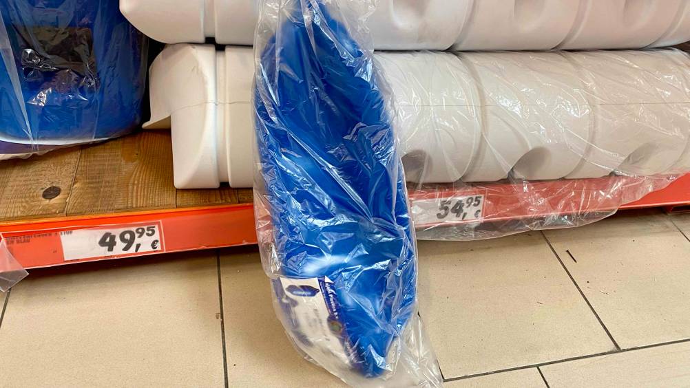 Ein getesteter Bootsfender in transparenter Folie verpackt lehnt an einem Verkaufsregal.