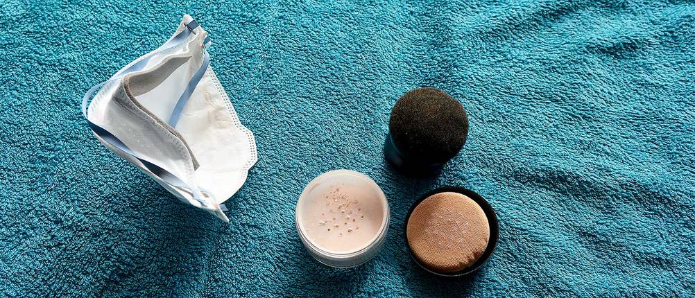make-up-flecken-entfernen-aus-maske