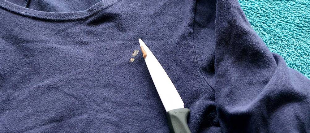 make-up-flecken-entfernen-messer
