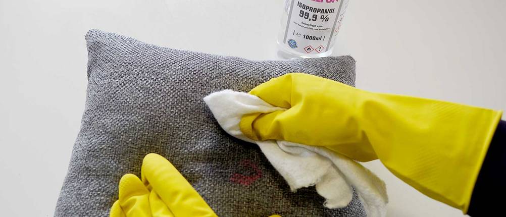 make-up-flecken-entfernen-sofa-lippenstift