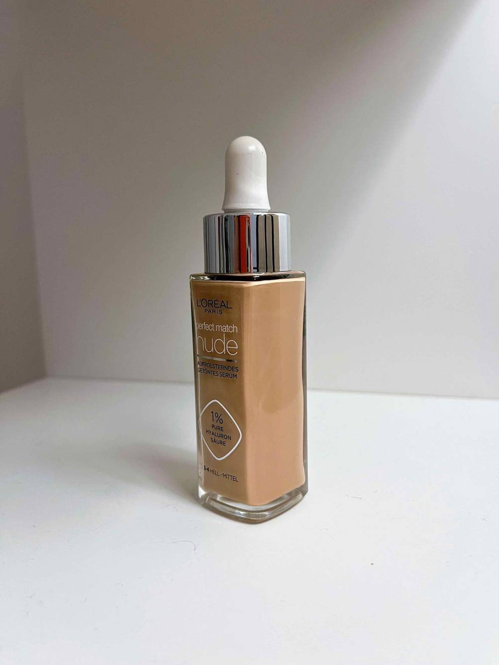 Make-up getestet: Eine Flasche von der Seite vor einer hellen Wand.