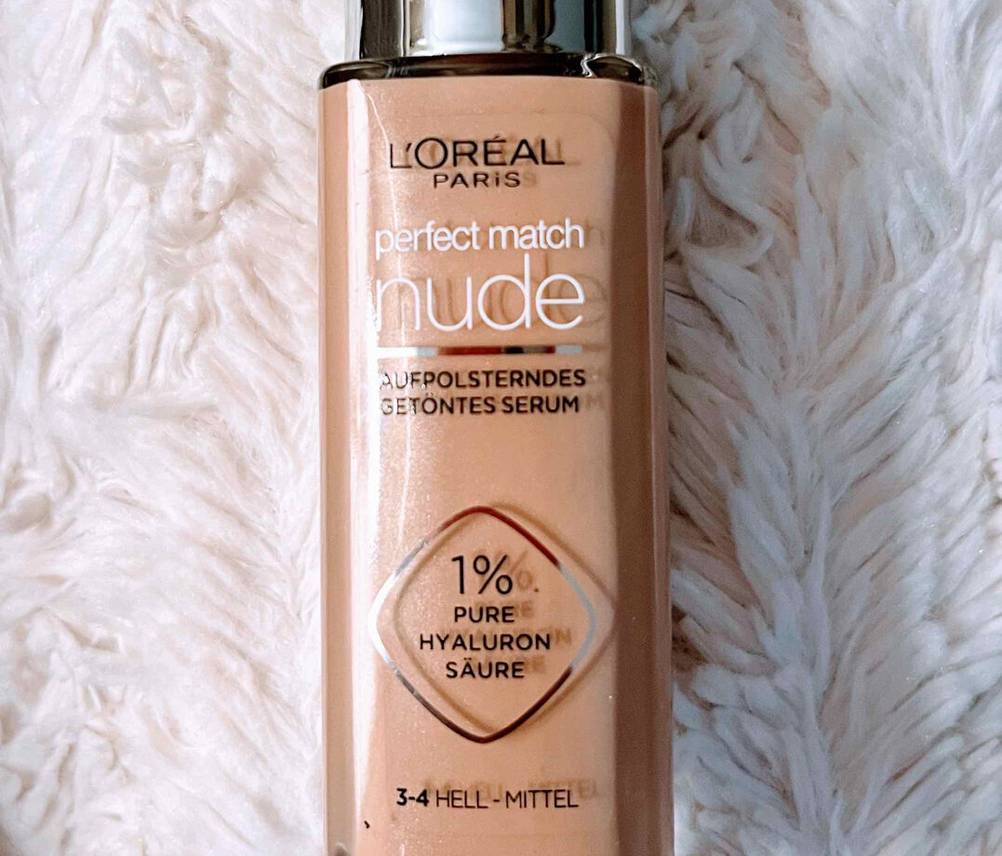 Nahaufnahme der Informationen auf der Vorderseite einer Flasche des Make-ups im Test.