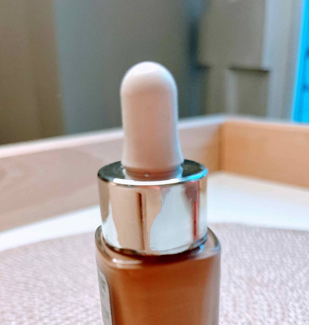 Nahaufnahme des Droppers eines getesteten Make-ups.