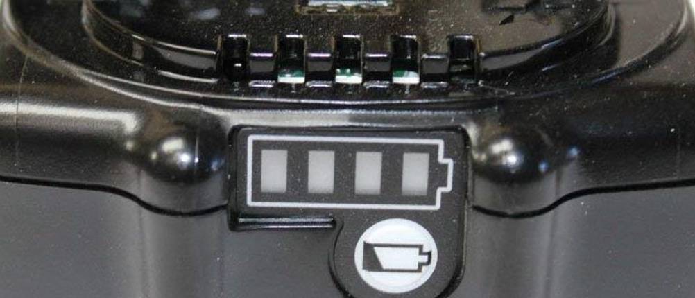 Makita 18V-Akku für Rasenmäher von hinten.