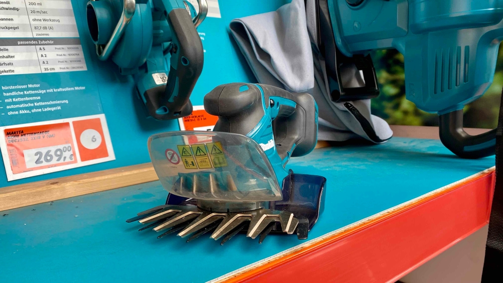 Akku-Grasschere getestet: Nahaufnahme der Scherenblätter vorne am Gerät.