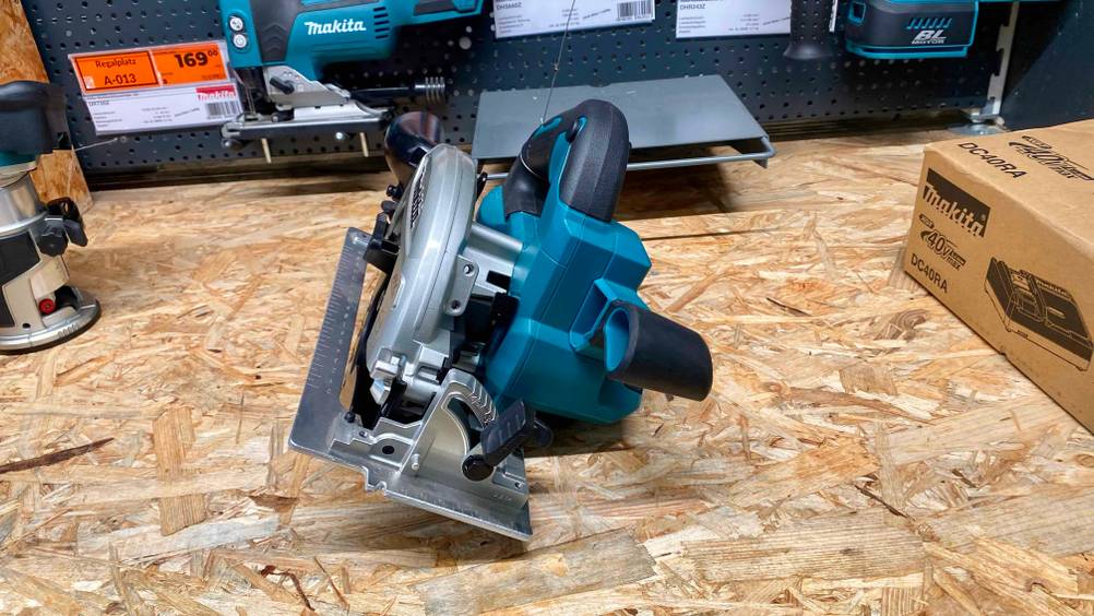 Im Test: Eine Makita-Akku-Handkreissäge von vorne mit Gehrungswinkel und Haltegriffen