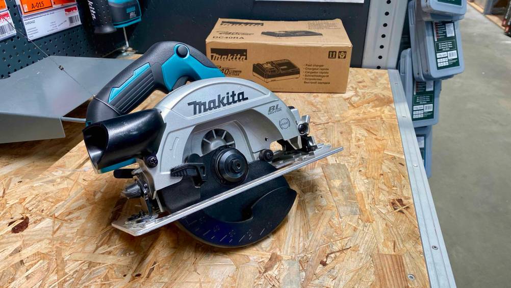 Makita-Akku-Handkreissäge-Test: Ein Gerät auf der Seite liegend auf einem Holztisch.