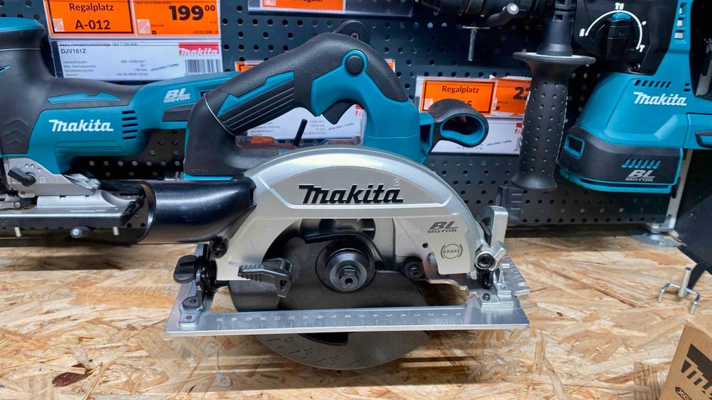 Makita-Akku-Handkreissäge getestet: Ein Gerät von der Seite mit Fokus auf Sägeblatt und Schutzhaube.