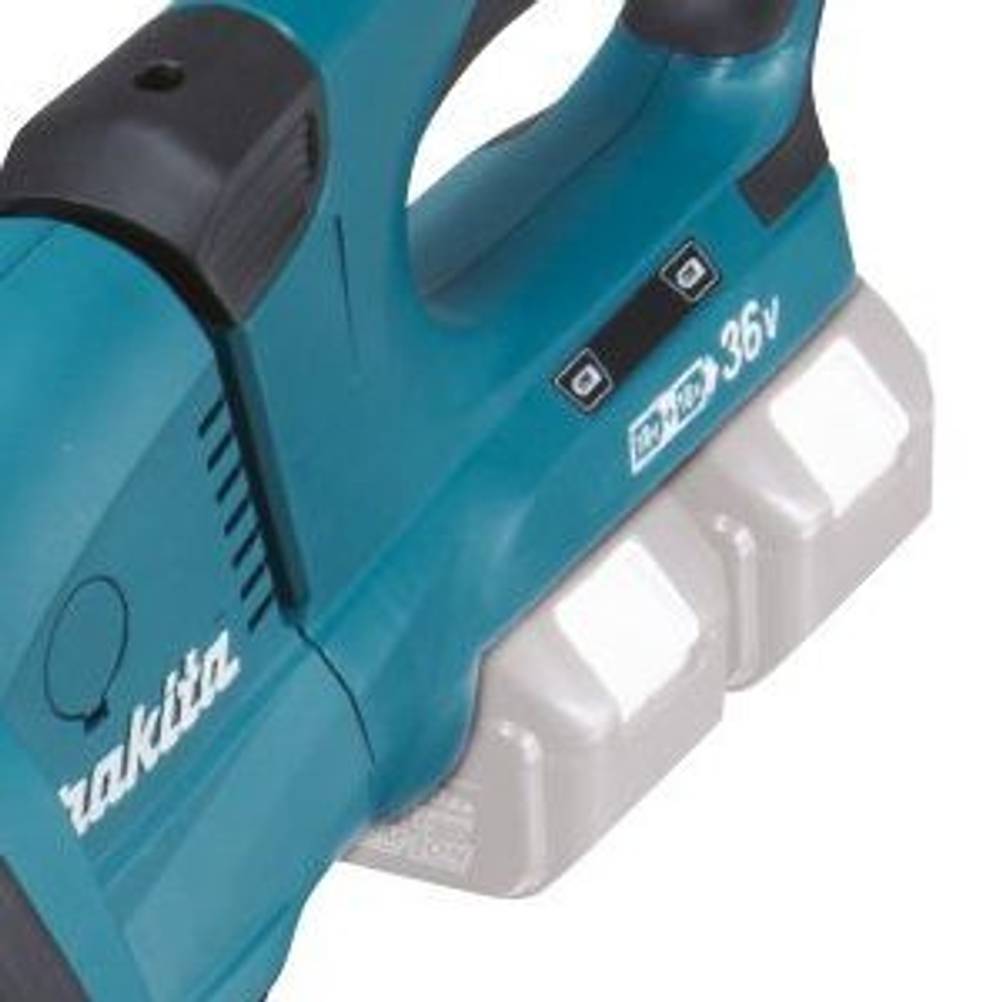 Zwei Akkus mit 18V an einer Makita Heckenschere.